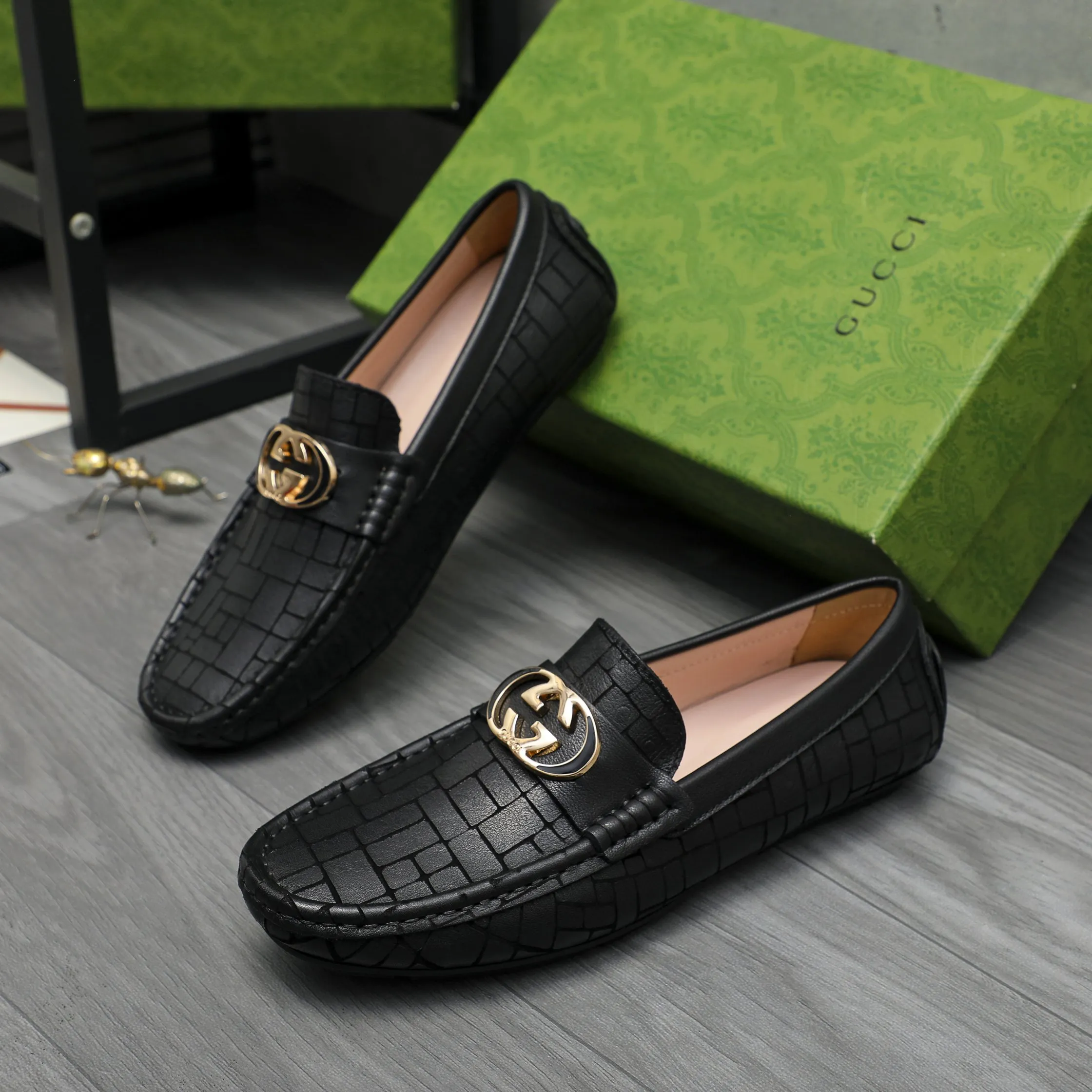 P380 Product trademark: GUCCI "Gucci" casual slip-on men's shoes Regular size: 38-45 Product material: Selected embossed stone grain cowhide upper, sheepskin lining, rubber outsole